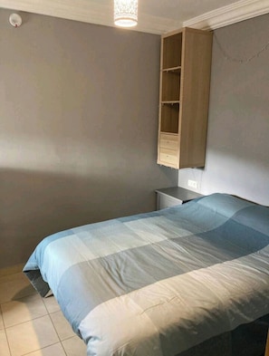 2 Schlafzimmer, Schreibtisch, Bügeleisen/Bügelbrett, Reisekinderbett