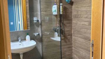 SĂšche-cheveux, bidet, serviettes fournies, savon