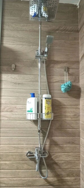 Sèche-cheveux, bidet, serviettes fournies, savon