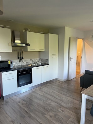 Réfrigérateur, micro-ondes, four, plaque de cuisson