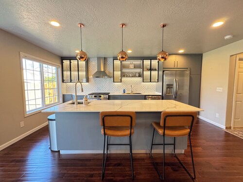 Modern Vacation Home w/ hottub, pool table. Next to lovely park. Shopping nearby