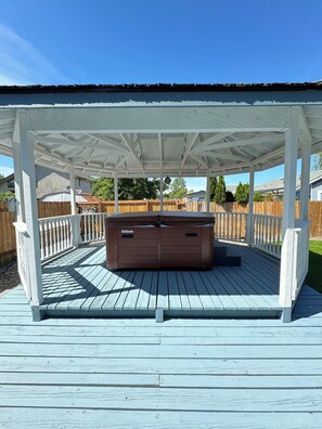 Outdoor spa tub - Modern Vacation Home w/ hottub, pool table. Next to lovely park. Shopping nearby (Albany)