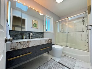 Shower, hair dryer, bidet, towels