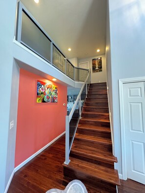 Interior - Modern Vacation Home w/ hottub, pool table. Next to lovely park. Shopping nearby (Albany)