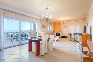 Dining - Apartment 'Villa Spartera Sea View' with Sea View, Wi-Fi and Air Conditioning (Lefkímmi)
