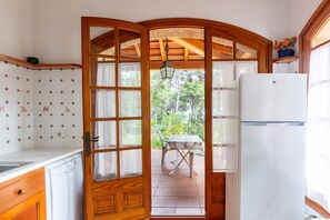 Fridge, microwave, oven, stovetop - Holiday Home 'Ca La Irene I' with Sea View, Private Terrace and Wi-Fi (Begur)
