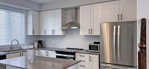 Entire Modern Townhouse Ajax