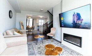 Living area - Entire Modern Townhouse Ajax (Ajax)