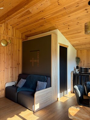 Living area - My Ocean Cabin with Garden and Air Conditioning, Steps from the Beach (Le Verdon-sur-Mer)