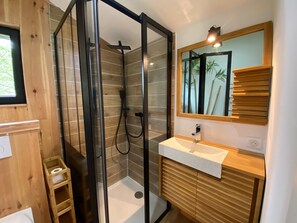 Shower, hair dryer - My Ocean Cabin with Garden and Air Conditioning, Steps from the Beach (Le Verdon-sur-Mer)