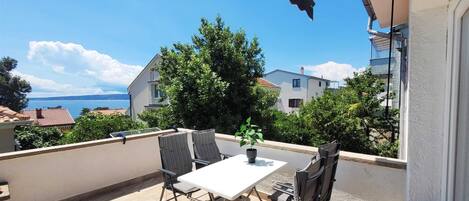 تناول الطعام بالخارج