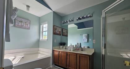 Exquisite 3BR+BonusRm/5 Beds/2.5 bath/Workspace/Family Friendly/ REDUCED PRICE