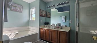 Exquisite 3BR+BonusRm/5 Beds/2.5 bath/Workspace/Family Friendly/ REDUCED PRICE