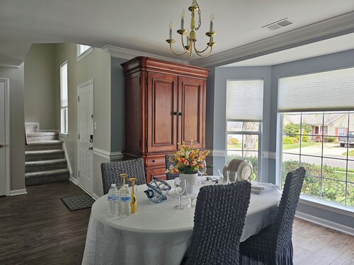 Exquisite 3BR+BonusRm/5 Beds/2.5 bath/Workspace/Family Friendly/ REDUCED PRICE