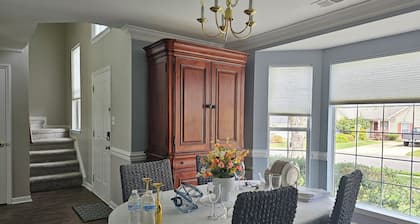 Exquisite 3BR+BonusRm/5 Beds/2.5 bath/Workspace/Family Friendly/ REDUCED PRICE