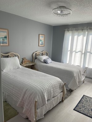 3 habitaciones, tabla de planchar con plancha, wifi y ropa de cama 
