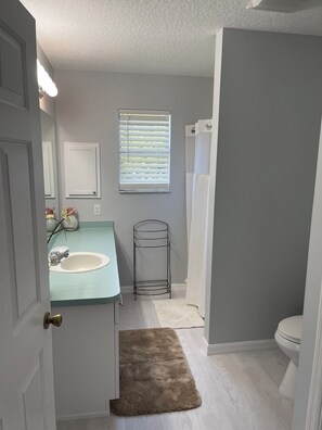 Dusj, hårføner, håndklær og såpe