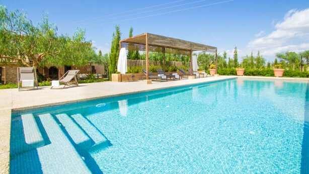 A clear blue pool with lounge chairs and a covered seating area. - Finca 'Son Sec Nou' with Mountain Views, Wi-Fi and Air Conditioning (El Palmer)