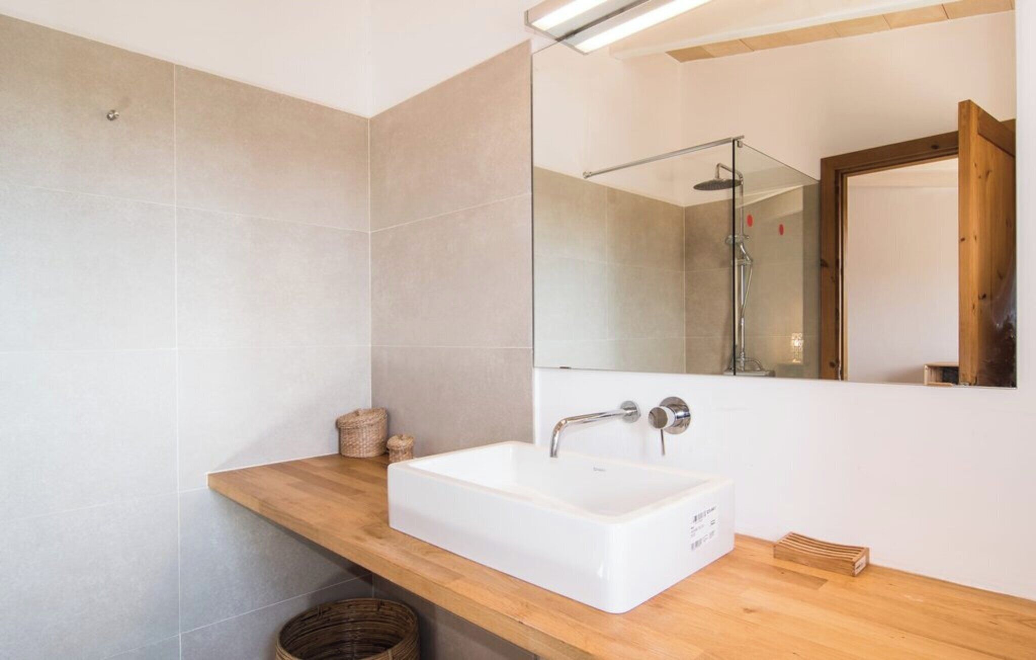 Suihku, hiustenkuivaaja, pyyhkeet