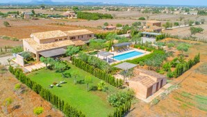 A villa with a swimming pool, surrounded by greenery and a view of the countryside. - Finca 'Son Sec Nou' with Mountain Views, Wi-Fi and Air Conditioning (El Palmer)
