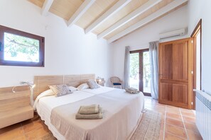 6 bedrooms, iron/ironing board, free WiFi, bed sheets