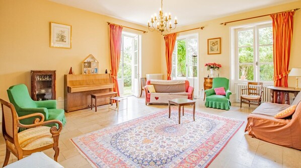 Televisión y chimenea 