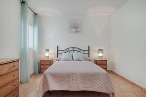 3 chambres, fer et planche à repasser, Wi-Fi gratuit, draps fournis