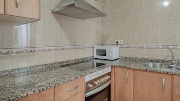 Kylskåp, mikrovågsugn, ugn och spishäll