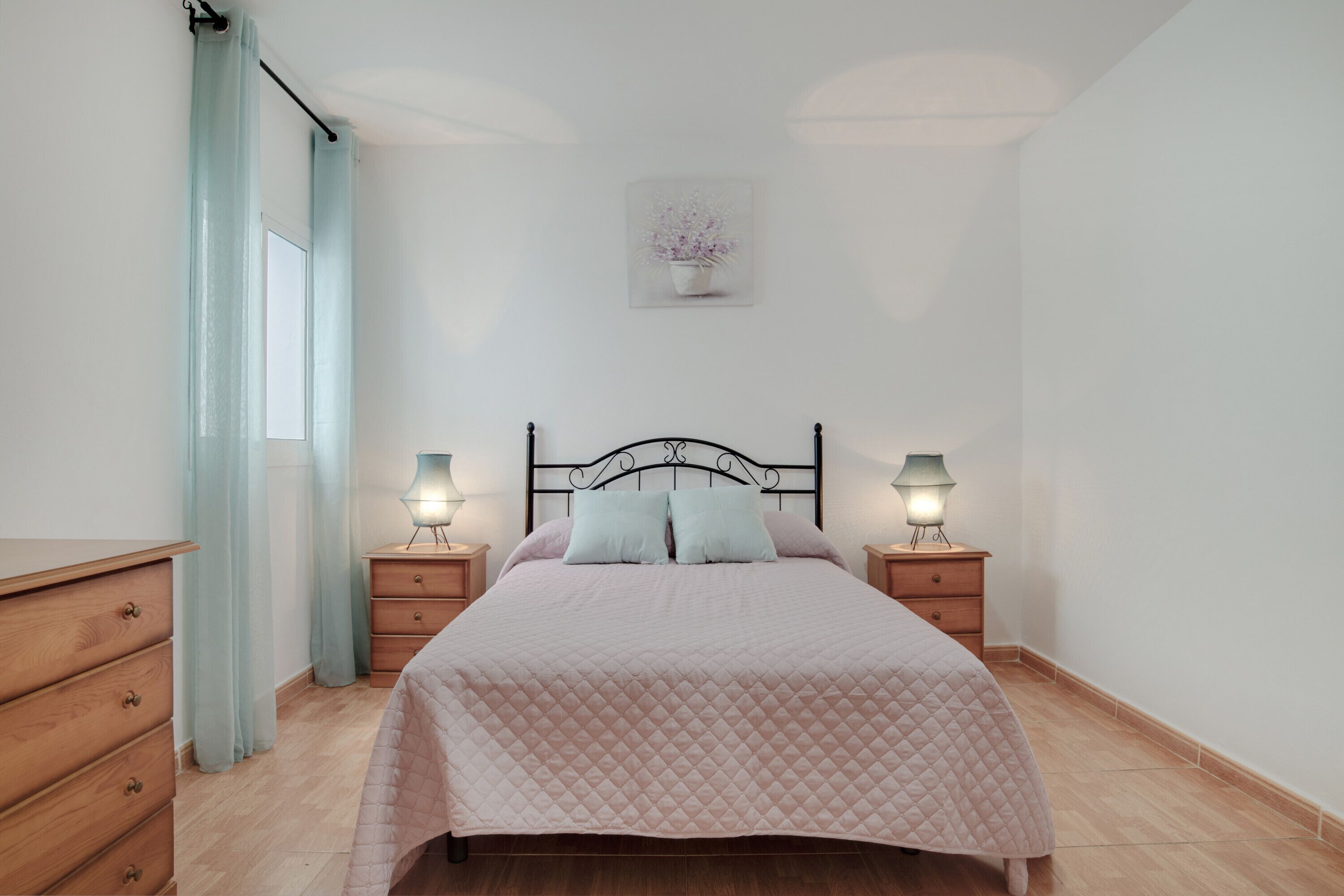 3 slaapkamers, een strijkplank/strijkijzer, gratis wifi, beddengoed