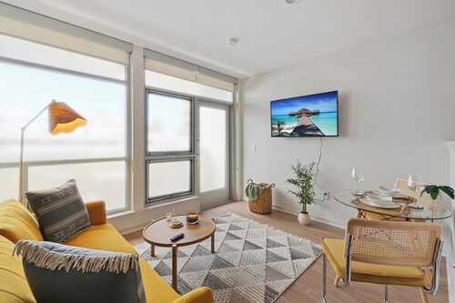 Central studio in Santa Monica w FREE parking