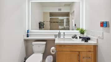 Haartrockner, Handtücher, Seife, Shampoo