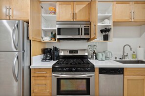 KĂŒhlschrank, Mikrowelle, Ofen, Herdplatte