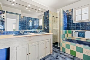 Shower - Holiday Home 'La Belle Provence' with Sea View, Wi-Fi and Air Conditioning (Roquebrune-sur-Argens)