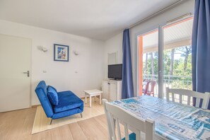 TV, DVD player, ping pong - Les Vertmarines – Apartment in Le Verdon-sur-Mer with Shared Pool and Terrace (Le Verdon-sur-Mer)