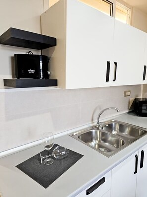 Een microgolfoven, een kookplaat, een koffiezetapparaat/waterkoker