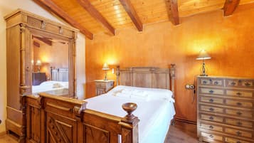 5 bedrooms, free WiFi, bed sheets