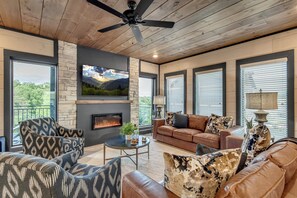 Smart TV, chimenea, futbolito y libros