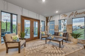 Smart TV, chimenea, futbolito y libros