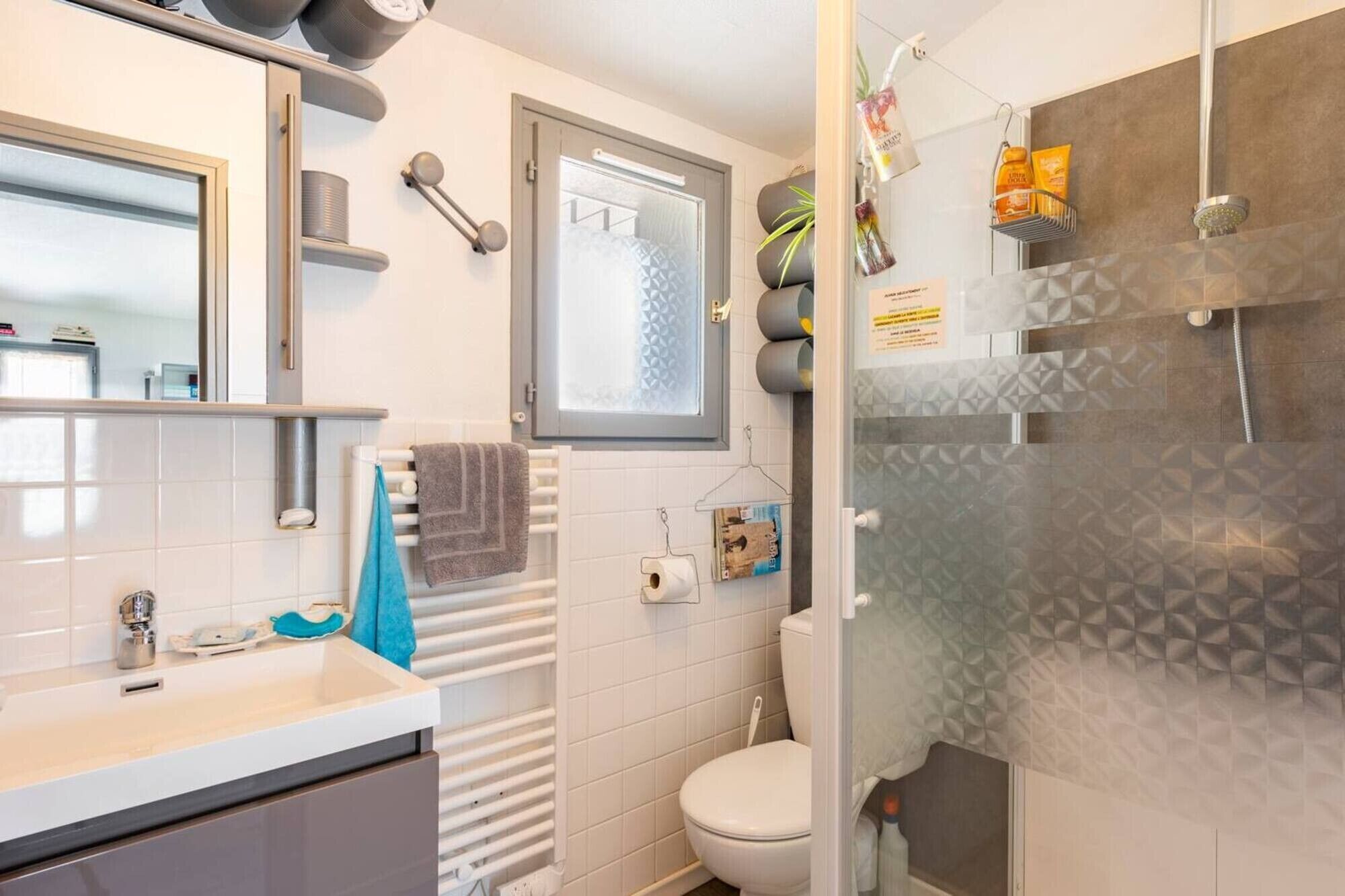 Shower, free toiletries, hair dryer, towels