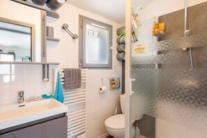 Dusj, toalettartikler (inkludert), hårføner og håndklær