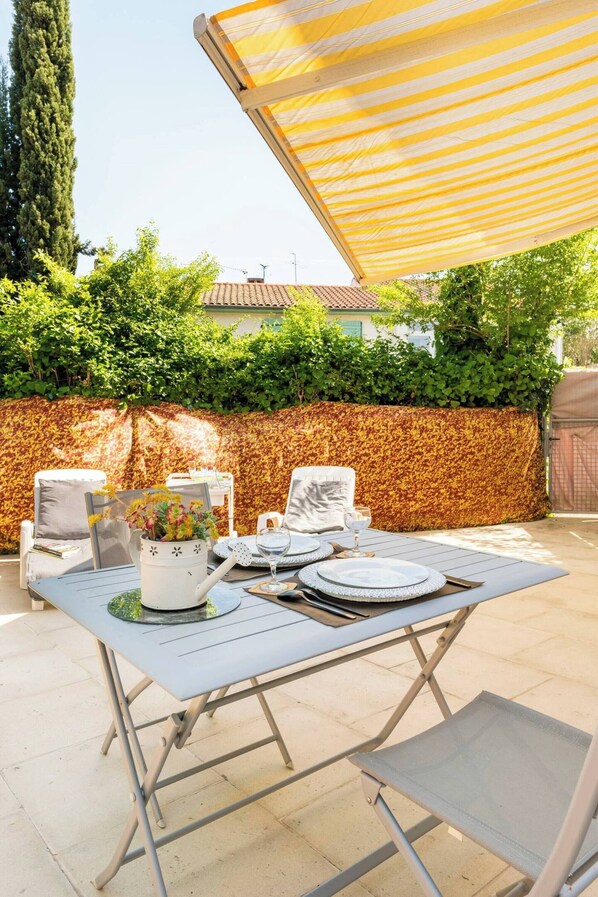 Outdoor dining - Studio Apartment 'Petit Nid Cosy De L' Albret' with Private Terrace, Private Garden and Wi-Fi (Nérac)