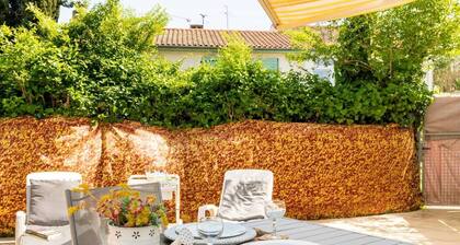 Studio Apartment 'Petit Nid Cosy De L' Albret' with Private Terrace, Private Garden and Wi-Fi