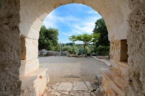 Property grounds - Villa 'Trullo Agapanthus with Panoramic' with Private Pool, Wi-Fi and Air Conditioning (Ostuni)