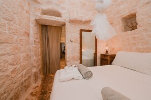 4 bedrooms, iron/ironing board, free WiFi, bed sheets