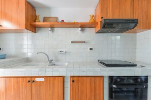 Kühlschrank, Ofen, Herdplatte, Kochgeschirr/Geschirr/Besteck