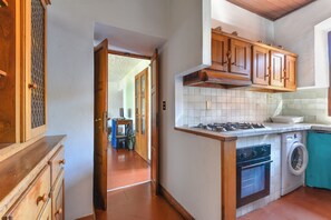 Fridge, oven, stovetop, cookware/dishes/utensils - Apartment 'Appartamento Spazioso Nel Verde' with Private Terrace, Shared Garden and Wi-Fi (Marciana Marina)