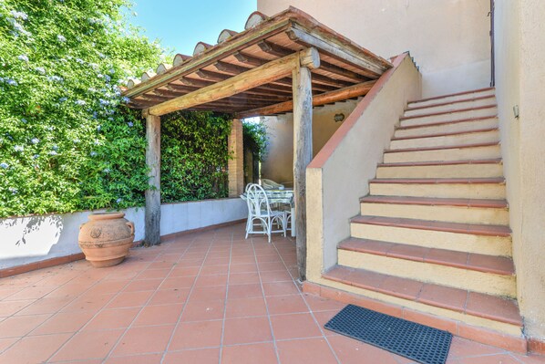 Outdoor dining - Apartment 'Appartamento Spazioso Nel Verde' with Private Terrace, Shared Garden and Wi-Fi (Marciana Marina)