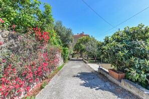 Property grounds - Apartment 'Appartamento Spazioso Nel Verde' with Private Terrace, Shared Garden and Wi-Fi (Marciana Marina)