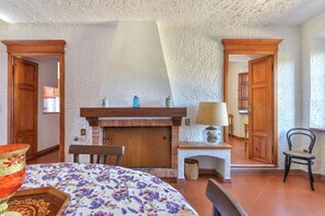 Interior - Apartment 'Appartamento Spazioso Nel Verde' with Private Terrace, Shared Garden and Wi-Fi (Marciana Marina)