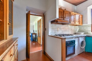Fridge, oven, stovetop, cookware/dishes/utensils